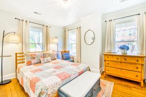 een slaapkamer met een bed, een dressoir en ramen bij Cannon Cottage A in Montreat