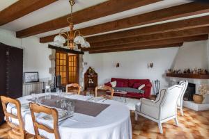 L'Espedes في ريوم: غرفة طعام مع طاولة وكراسي وأريكة