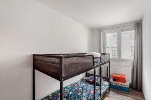 Un dormitorio con dos literas en una habitación. en Moulin de Montesquieu, en Agen