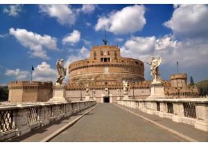 een groot gebouw met beelden op een brug bij Suites Giulia in Rome