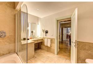 La salle de bains est pourvue d'une douche et d'un lavabo. dans l'établissement Suites Giulia, à Rome