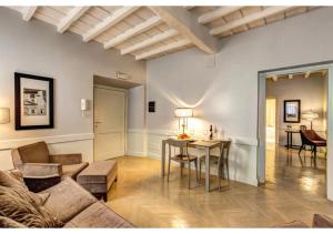 een woonkamer met een bank en een tafel bij Suites Giulia in Rome