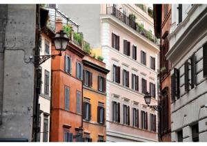 un groupe de bâtiments dans une rue urbaine dans l'établissement Suites Giulia, à Rome