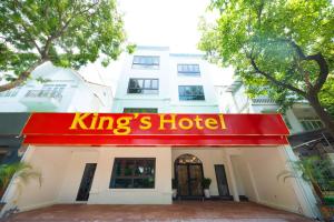 ein Könighotel mit einem roten Schild vor einem Gebäude in der Unterkunft King's Hotel Linh Đàm 1 in Hanoi