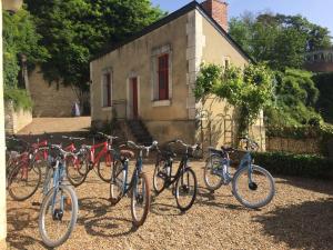 un grupo de bicicletas estacionadas frente a un edificio en LA PONCÉ SECRÈTE en Poncé sur Le Loir