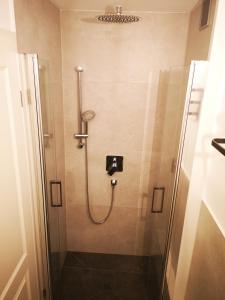 um chuveiro numa casa de banho com uma porta de vidro em Ferienwohnung Lieblingszeit em Unterwössen