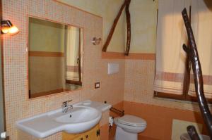A bathroom at Casa Nicola Még 7 kép