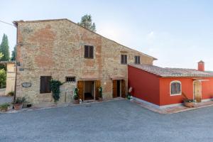 un gran edificio de ladrillo con garaje rojo en Agriturismo Poggio Nardini en San Donato a Livizzano