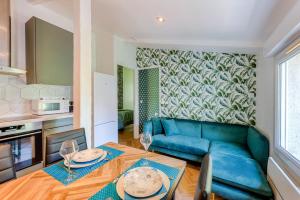 a living room with a blue couch and a table at Magnifique appartement à Chennevières sur Marne in Chennevières-sur-Marne