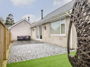 a view of a house from the back yard at 3 Mountain View in Llangefni