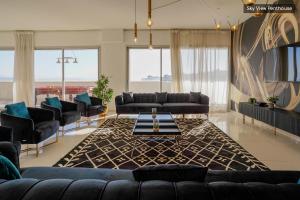 エイラットにあるYalaRent mountainside luxury Hotel apartments with Private Pool Eilatのリビングルーム(ソファ、テーブル付)