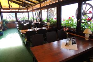 A restaurant or other place to eat at Hotel Club