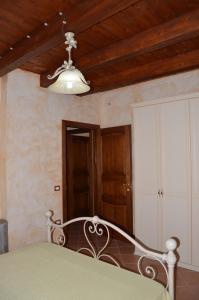 A bed or beds in a room at Casa Nicola