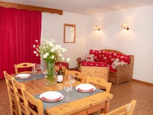 a dining room with a table and a couch at Appartement Puy-Saint-Vincent, 4 pièces, 8 personnes - FR-1-504-33 in Puy-Saint-Vincent