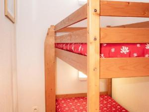 Etagenbett in einem Zimmer mit Etagenbett in der Unterkunft Appartement spacieux 4 pièces, 8 personnes avec parking à Puy-Saint-Vincent - FR-1-504-33 in Puy-Saint-Vincent