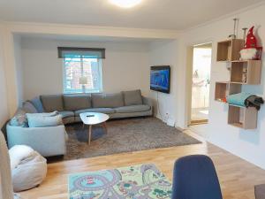 ein Wohnzimmer mit einem Sofa und einem Tisch in der Unterkunft Modern villa near Gothenburg in Göteborg