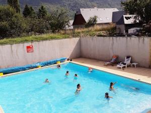 een groep mensen die zwemmen in een zwembad bij Appartement Vignec, 3 pièces, 8 personnes - FR-1-504-57 in Vignec