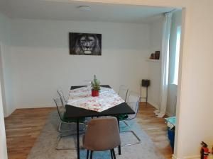 ein Esszimmer mit einem Tisch und Stühlen in der Unterkunft Modern villa near Gothenburg in Göteborg
