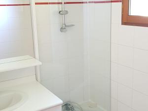 une salle de bain blanche avec une douche et un lavabo dans l'établissement Chalet rénové 7 pers, 2 chambres, parking, animaux admis - FR-1-504-68, à Saint-Étienne-en-Dévoluy 15 autres photos