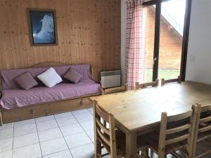 een woonkamer met een bank en een tafel bij Chalet La Joue du Loup, 4 pièces, 8 personnes - FR-1-504-40 in Le Dévoluy