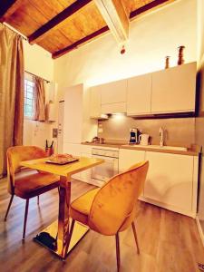 A kitchen or kitchenette at DeChiari21 Boutique Home