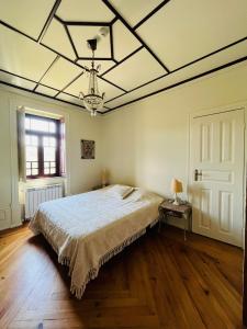 ein Schlafzimmer mit einem großen Bett und einer Kassettendecke in der Unterkunft Quinta da Lua Nova in Travancinha + 86 Fotos