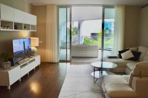 ein Wohnzimmer mit einem Sofa und einem TV in der Unterkunft Peaceful Madeira Palace in Funchal