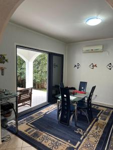 Posezení v ubytování House with front garden and amazing view