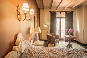 パライオス・アギオス・アタナシオスにあるChalet Sapin Hotelのベッドルーム1室(ベッド1台、椅子、窓付)