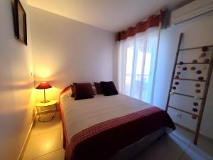 Posteľ alebo postele v izbe v ubytovaní Frejus Plage Le Capitole T2 35m2 Climatise balcon