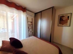 Posteľ alebo postele v izbe v ubytovaní Frejus Plage Le Capitole T2 35m2 Climatise balcon