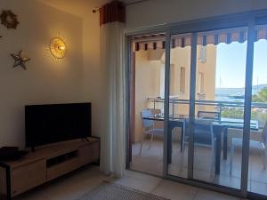 Televízia a/alebo spoločenská miestnosť v ubytovaní Frejus Plage Le Capitole T2 35m2 Climatise balcon