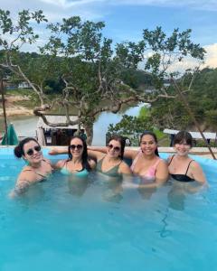 un grupo de mujeres en la piscina en Pousada Amazônia Encantada, en Iranduba