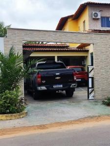 a black truck parked in a garage at Casa da Zélia Hospedagem in Barreirinhas