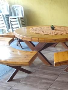 une table en bois avec un cactus en haut dans l'établissement Casa da Zélia Hospedagem, à Barreirinhas