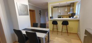 cocina y comedor con mesa y sillas en Ferienwohnung Bronder, en Homburg