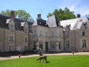 una statua di un cervo di fronte a una grande casa di Château De Razay a Céré-la-Ronde