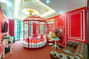 TV a/nebo společenská místnost v ubytování King's Hotel Linh Đàm 2