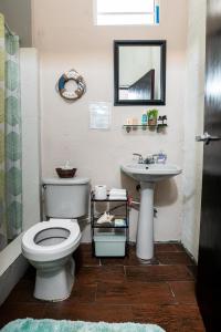uma casa de banho com um WC e um lavatório em 1 BR, Dorado beach apartment 20% monthly discount em Dorado