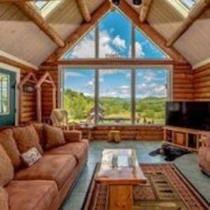 Big Sky Mountain Estate في Brownfield: غرفة معيشة مع أريكة ونافذة كبيرة