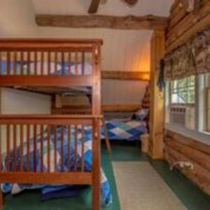 Big Sky Mountain Estate في Brownfield: غرفة نوم مع سرير بطابقين وسرير بطابقين