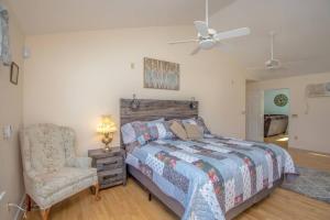 Ένα ή περισσότερα κρεβάτια σε δωμάτιο στο The Hive Newly Renovated Chic Farmhouse and Barn +68 φωτογραφίες