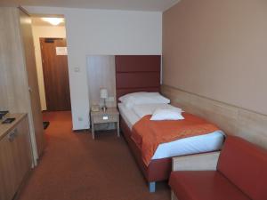 A bed or beds in a room at Hotel Club