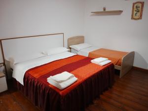 Rúm í herbergi á Le camille ristorante pizzeria & locanda