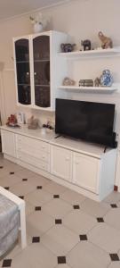 TV a/nebo společenská místnost v ubytování Apartamento entero en la playa san juan Benacantil