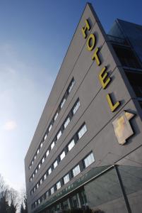 um edifício alto com a palavra hotel em Hotel Capital em Rovigo