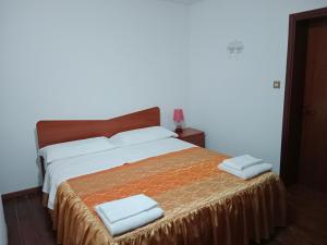 Rúm í herbergi á Le camille ristorante pizzeria & locanda