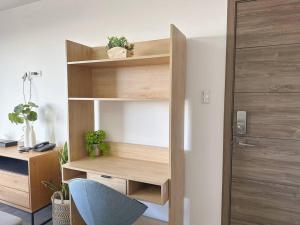 Habitación con escritorio con silla azul y deskictericter en Modern 3 Bedroom Rental Unit With Free Parking, en Guatemala
