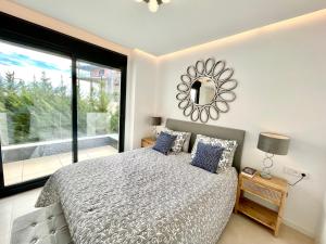 ein Schlafzimmer mit einem großen Bett und einem großen Fenster in der Unterkunft Luxury 3 Bedroom Apartment 300m from the Beach in Fuengirola