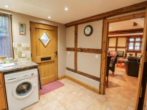 a laundry room with a washer and dryer at Keepers Cottage in Ludlow